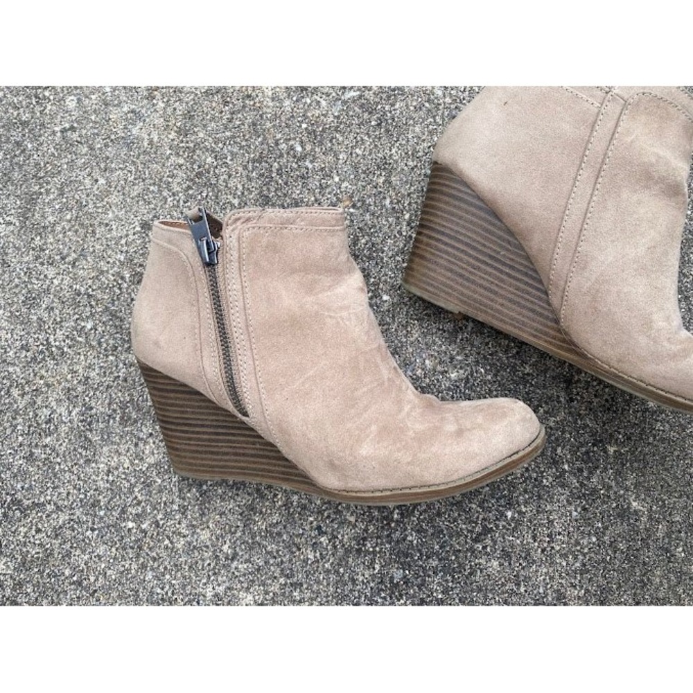 Time and Tru Womens Taupe Faux Suede Wedge Ankle Booties Memory Foam Size 8.5